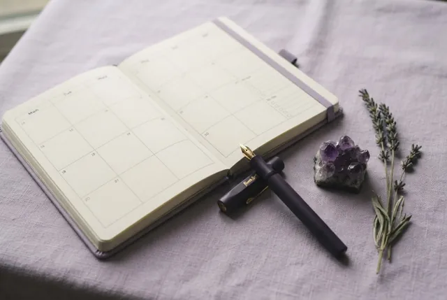Agenda semanal organizada sobre mesa de linho